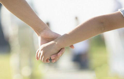 外出时,培养孩子牵手的习惯,家长要牵着孩子的手腕而不是手掌.