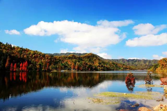 太阳湖—石柱水天一色的孝溪湖,是秀山土家族苗族自治县第二大水库.