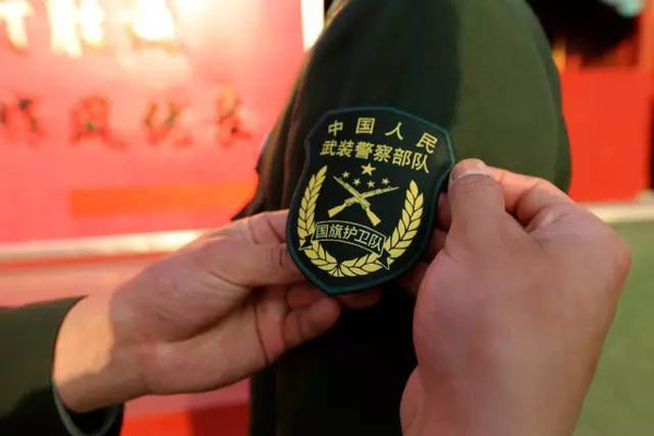 全国武警官兵佩戴新式标志,服饰!