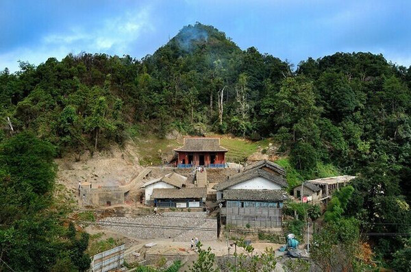 长汀归龙山上住着许多灵验的神明,这吸引了很多人前去或旅游探访