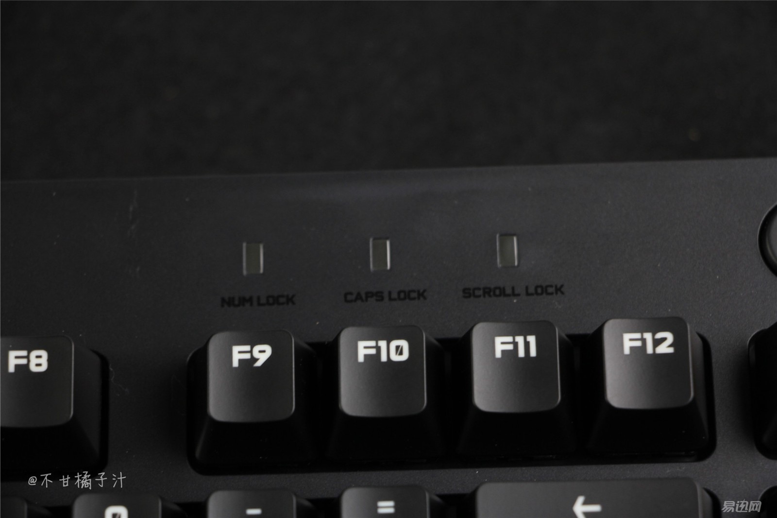 通常键盘的指示灯都在右上角,不过因为这款多媒体按键占用了位置,指示