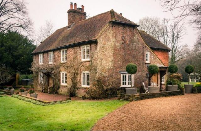 这是英国农村的一套房子,它有自己的名字:蜂鸟屋.