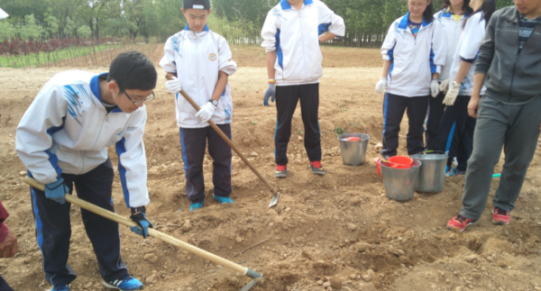 我校八年级学生在青岛市中学生实践基地进行了为期一周的学农