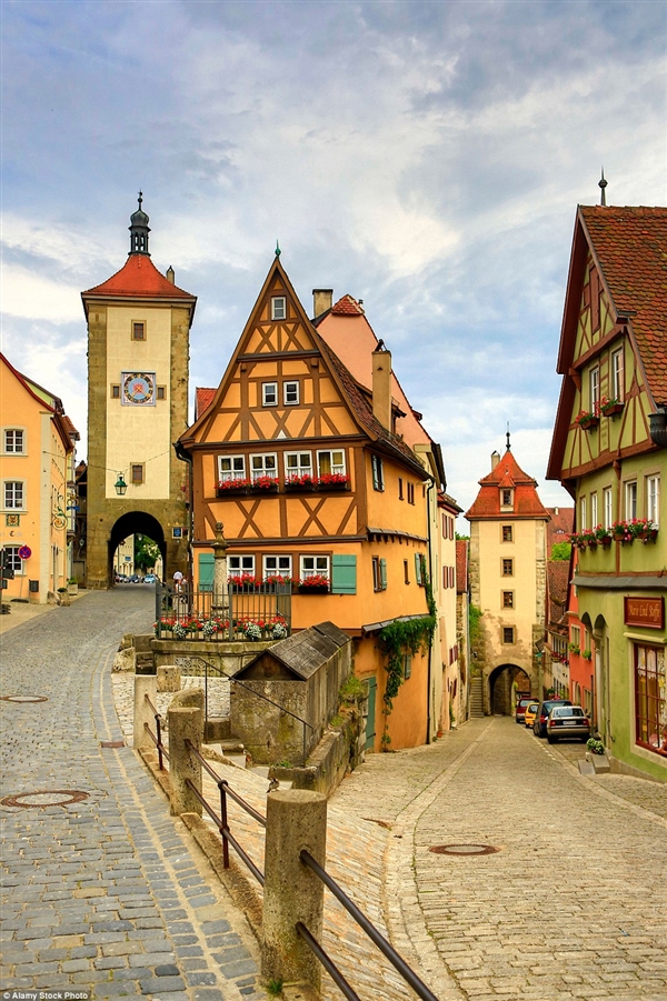 德国小镇罗滕堡(rothenburg)建于1274年,这里以半木质结构建筑和狭窄