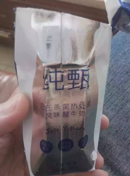 蒙牛纯甄喝出不明物体?