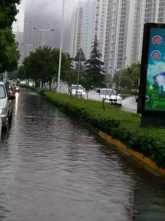 是不是觉得雨天和苏州很配啊 但现实上,地面是这样