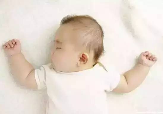从宝宝睡姿看性格特点?让你更了解宝宝的小秘