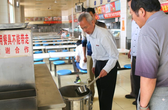 西安翻译学院沈久福深入食堂现场检查食品安全