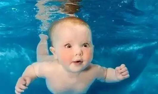 宝宝游泳的好处与弊端