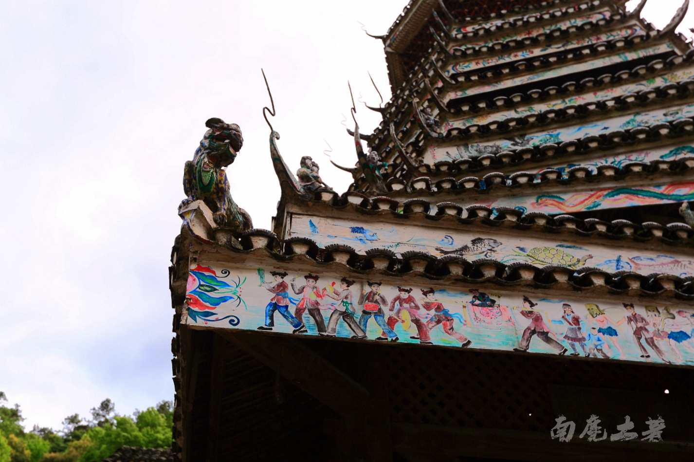 旅游行情 正文  因此,鼓楼在侗族的发展历程中具有十分重要的历史