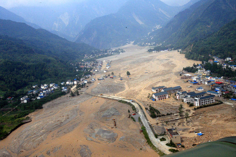 山洪泥石流及其应对措施泥石流是指存在于山区沟谷中,由暴雨,冰雪融水