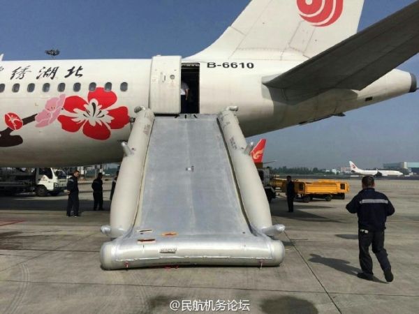 型a320,飞机编号:b-6610)武汉飞成都航班在抵达成都机场后被放滑梯