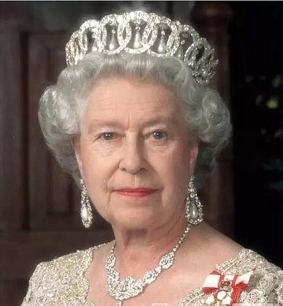 英女王伊丽莎白二世一生拥有的名贵珠宝