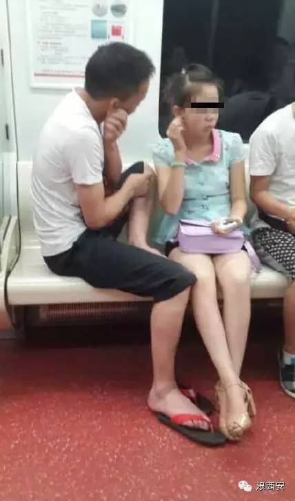 " 一位网友将一个三四岁小女孩在西安地铁站里随地大小便的照片发到了