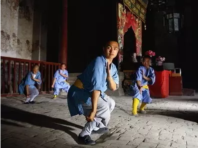 游过少林寺的人都知道:那些脚坑在少林寺常住院最后的一座殿宇―千