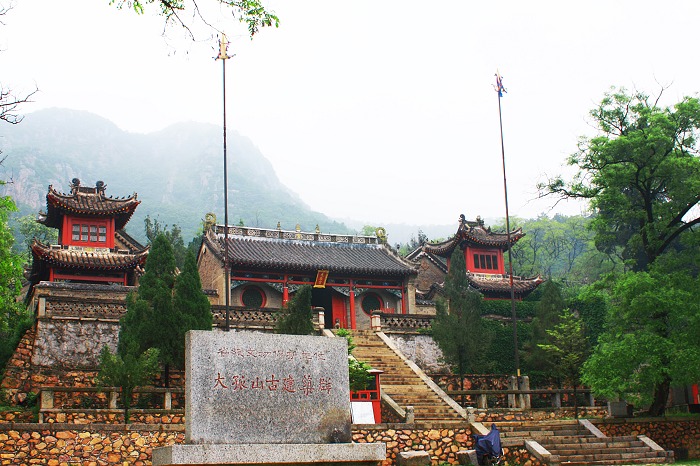 大孤山山腰有一组寺庙建筑,供奉着儒释道的创始人和重要的神,佛,仙,如