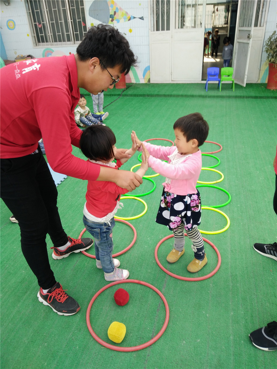 板浦彩虹幼儿园情商游戏课:爱踢球的小袋鼠