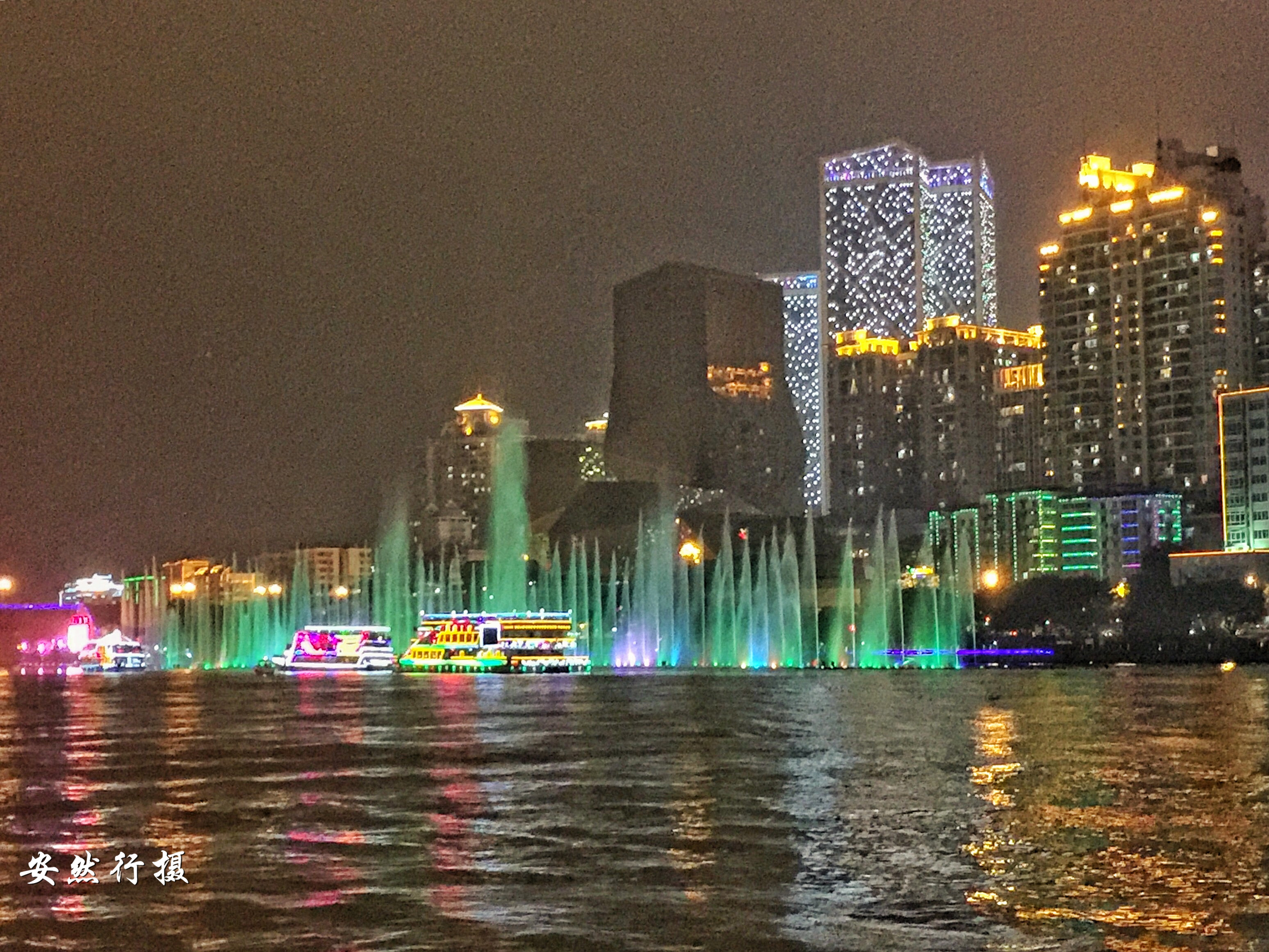 柳州夜景，一半高楼一半山水，在灯光的照应下美极了，值得一游！__财经头条