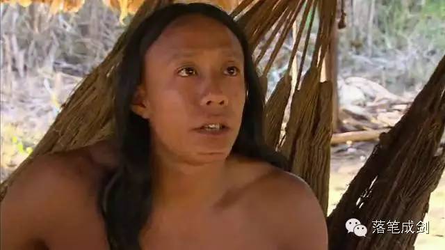 亚马逊原始部落之下唇穿着木棍的左伊人
