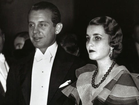 (1933年美国女富豪芭芭拉霍顿佩戴卡地亚翡翠项链(右下)