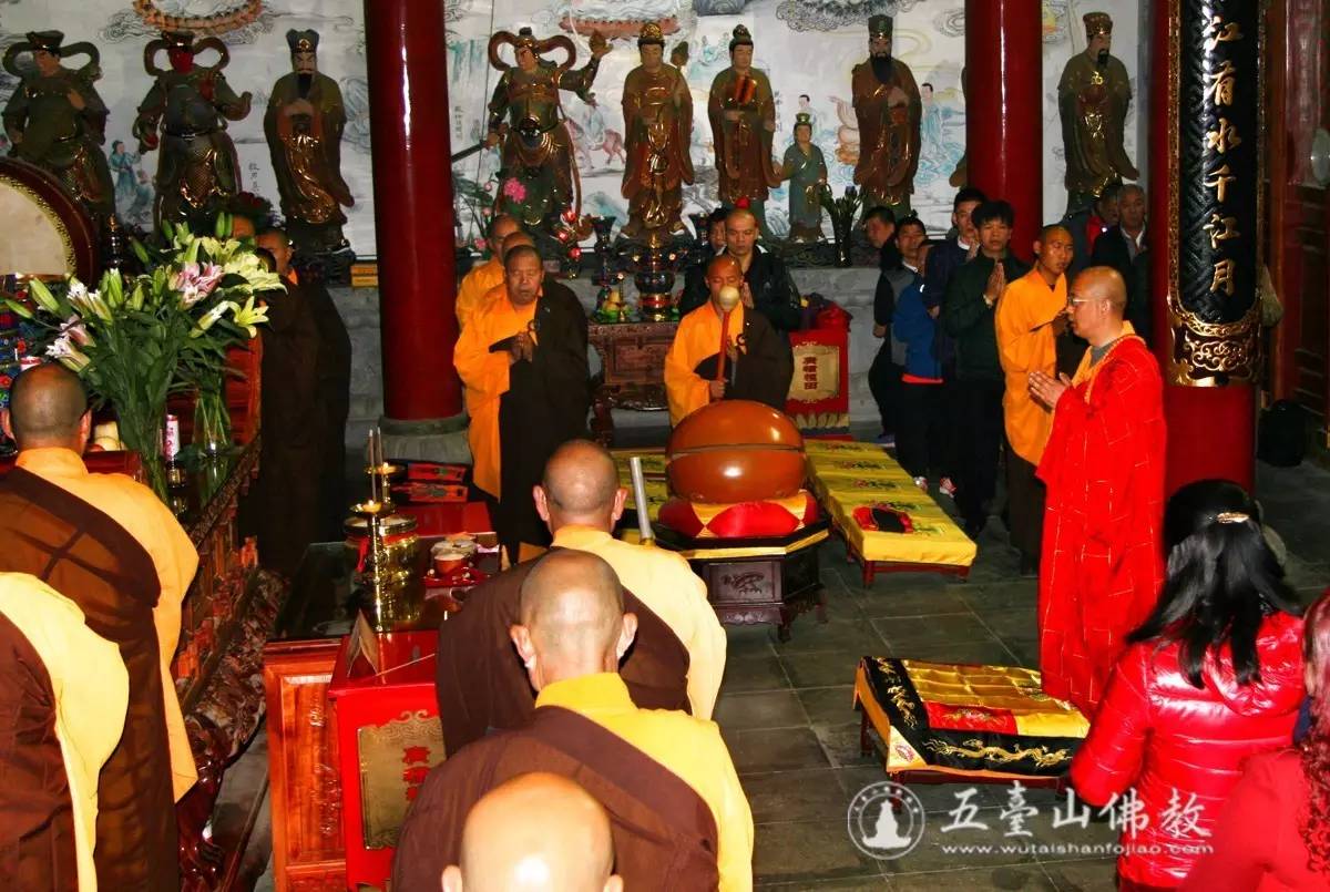 五台山三塔寺隆重举行文殊圣诞祝圣祈福法会,三塔寺首座昌海法师拈香