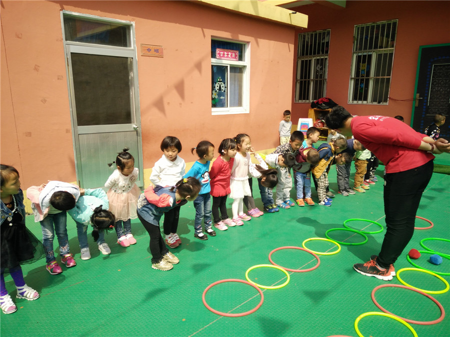 海州区月红幼儿园情商游戏课:爱踢球的小袋鼠