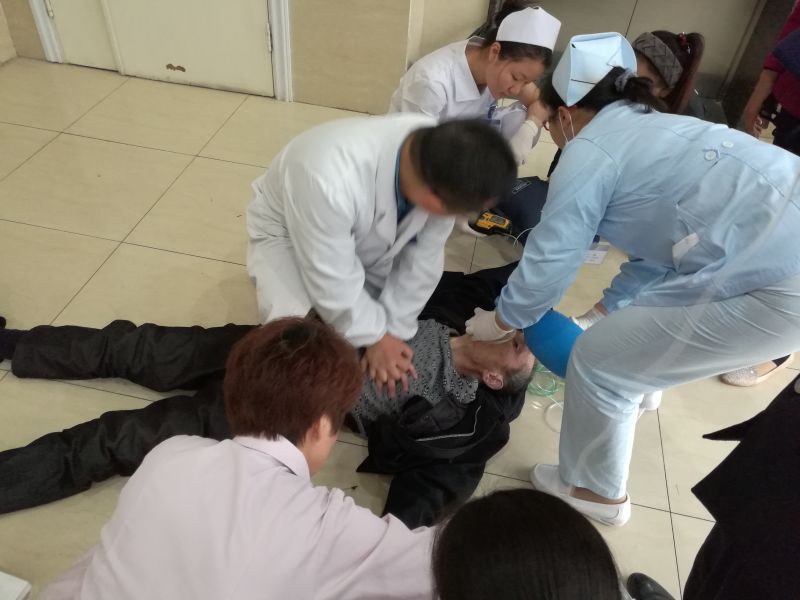 湘雅三医院医护联手地板上成功抢救一心跳骤停