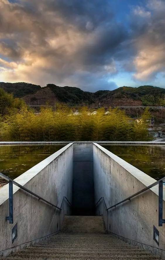 安藤忠雄 本福寺的水御堂坐落在淡路岛一座小山丘上.