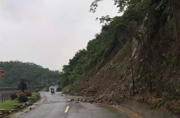 建德多处发生山体塌方,请过往车辆注意安全!