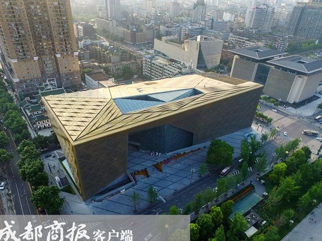 四川省图书馆新馆陆续揭开面纱后,历时六年修建的成都市博物馆新馆