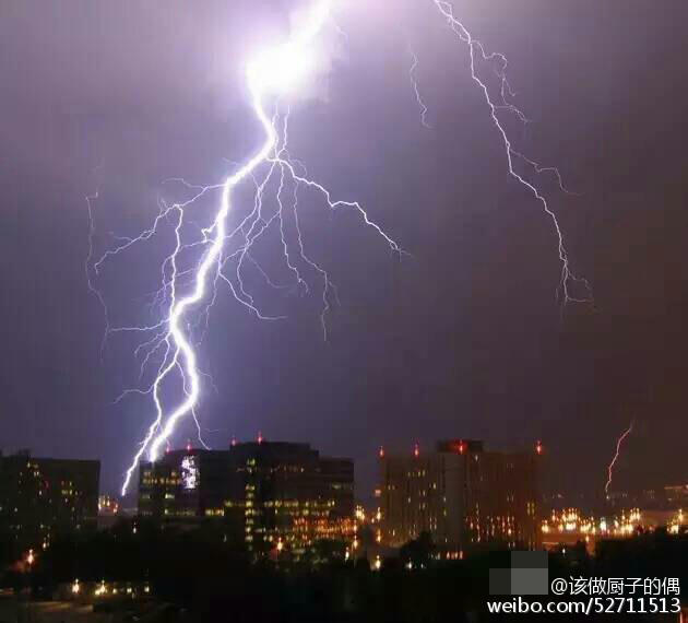 北京昨夜雷雨 天空被闪电"劈"开