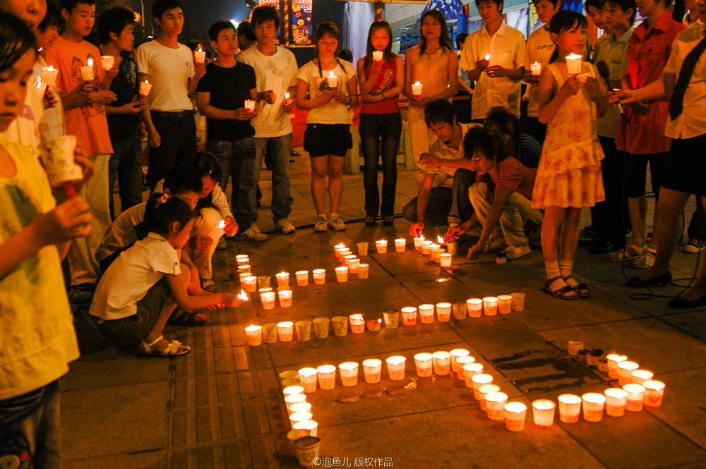 2008年5月16日,湖北襄阳,市民自发组织到广场为汶川大地震同胞祈福.