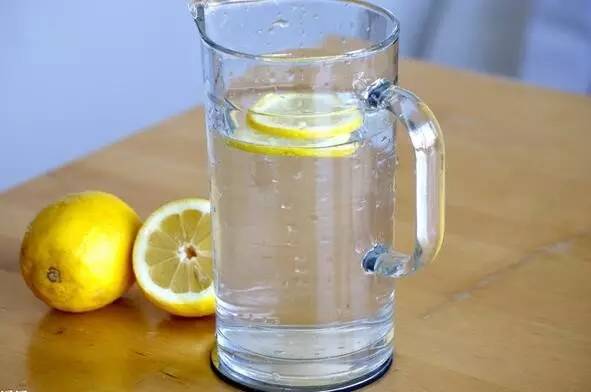 白天泡柠檬水容易长斑是吗
