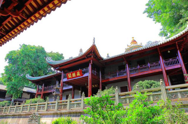 坐落于广东省韶关市,南华寺是华南地区最大的佛教寺院,也是来往韶关的