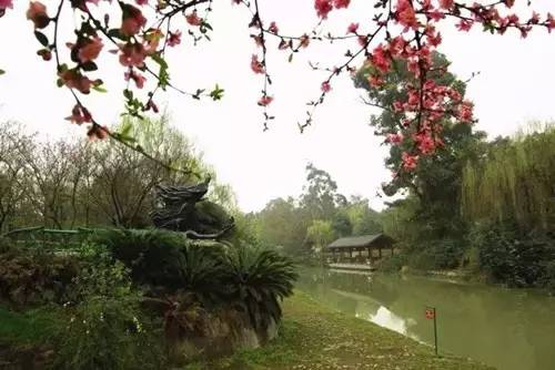 是浣花溪历史文化风景区的核心区域,北接杜甫草堂,东连四川省博物馆