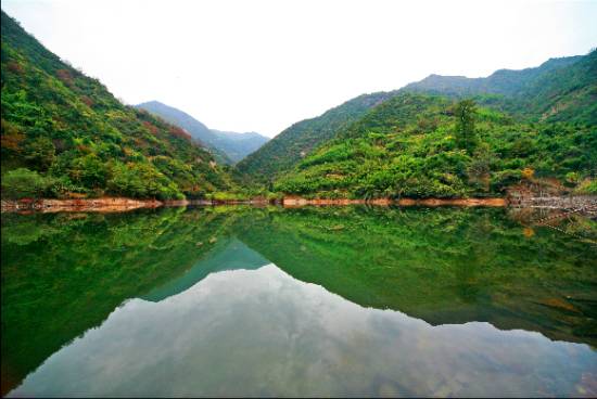 国家4a级景区,东西两瀑蔚为壮观,可与庐山飞瀑媲美.