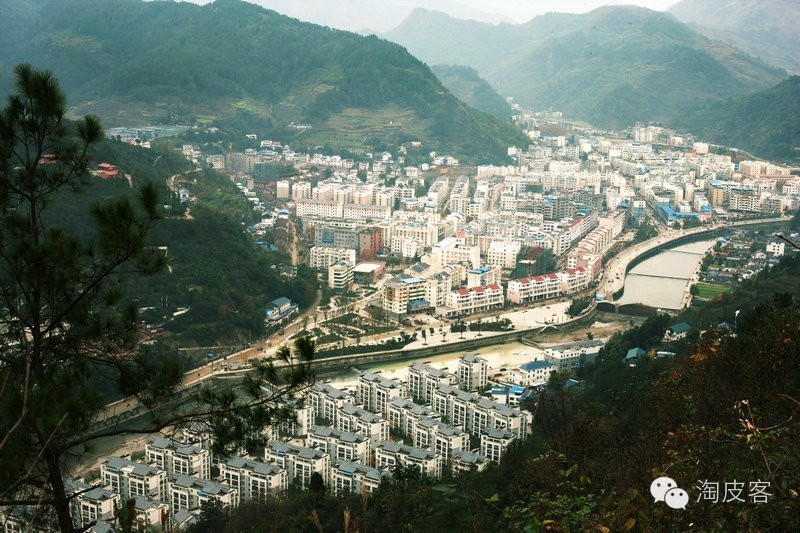 重建后的汶川.