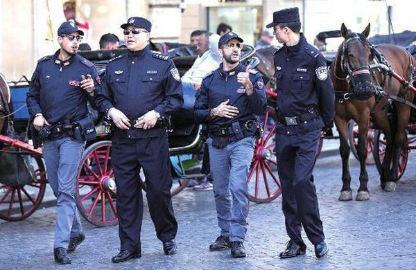 西安警察意大利街头巡逻!乡党游客看到警服很亲切:大老远咋跑这巡逻咧?-搜狐