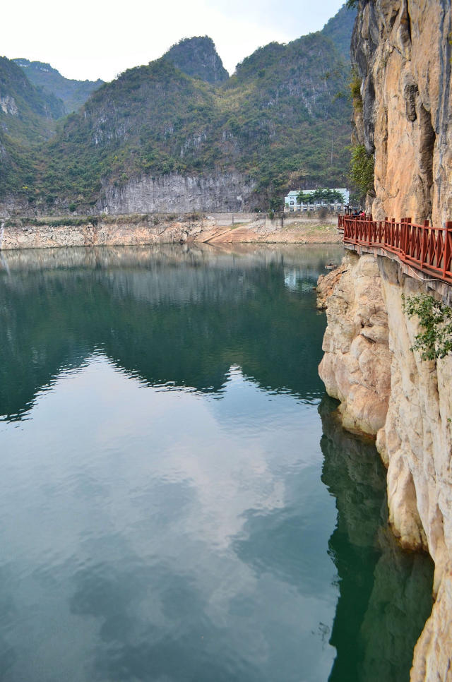 兴义万峰湖,那里有一座中国新天鹅堡