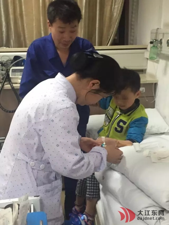 大江东一5岁小男孩被蝮蛇咬伤,手指全发黑