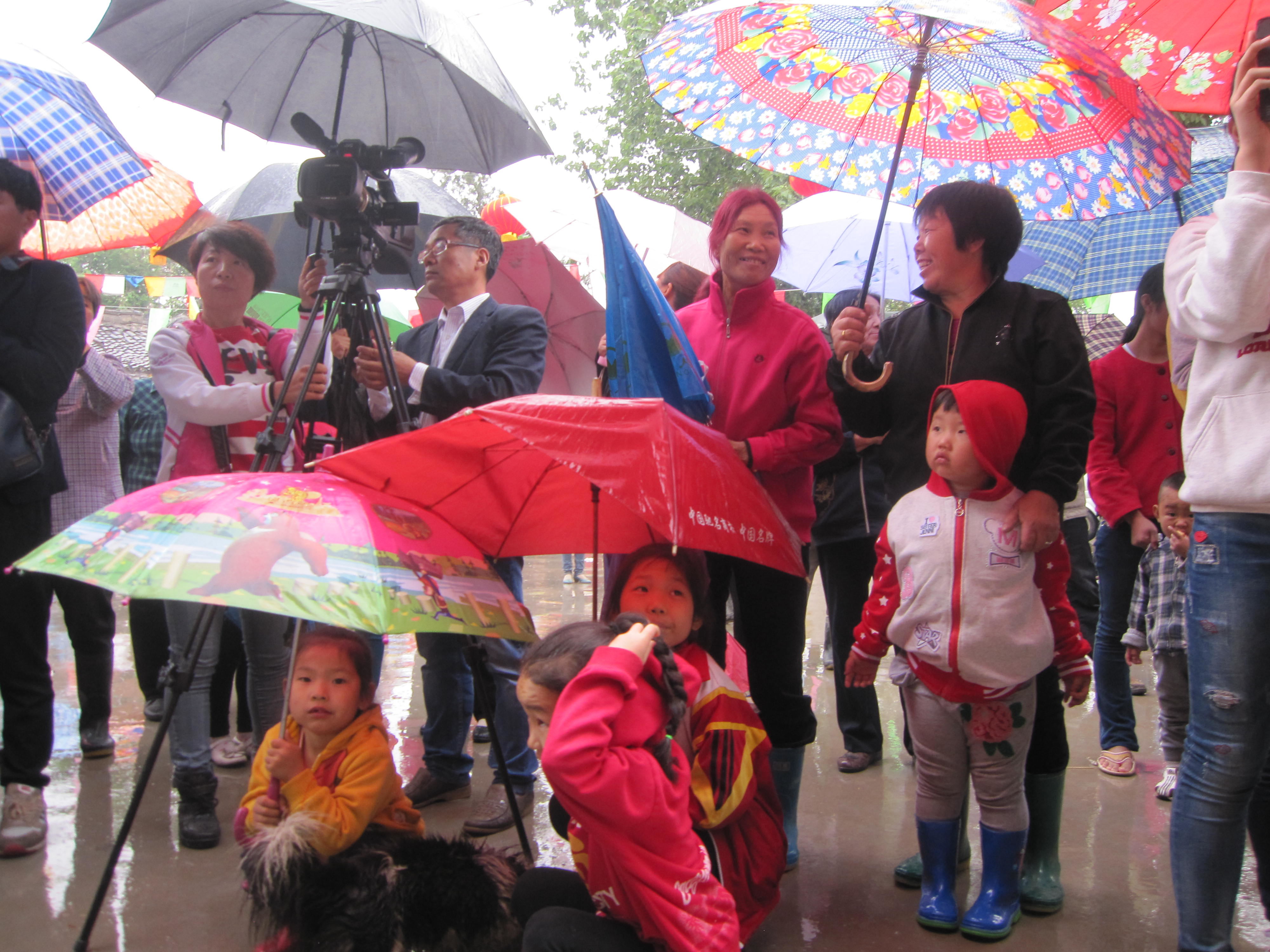 5月14日上午,天下着沥沥小雨,井陉县威州镇南平望村在文化广场如期