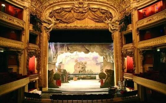 巴士底歌剧院是法国第二大歌剧院,也是欧洲最大的歌剧院之一.