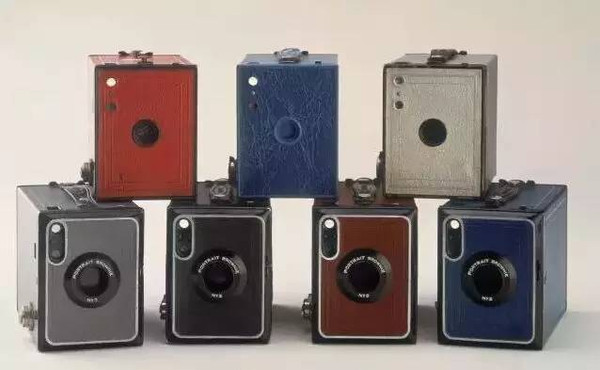 brownie相机因其简单廉价,其多种改进型持续生产了半个多世纪.