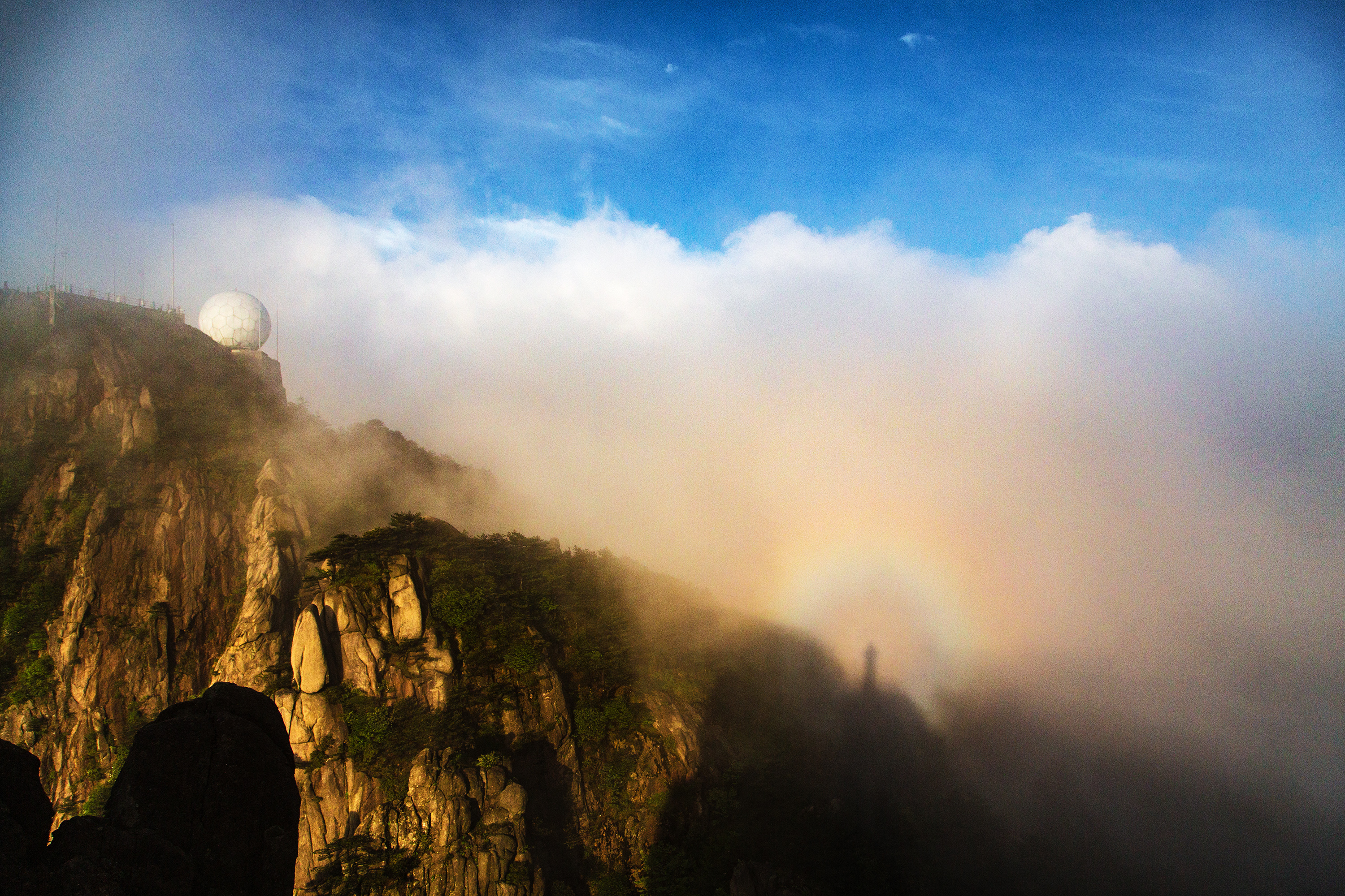 月16日,安徽黄山风景区拍摄云海佛光美景.