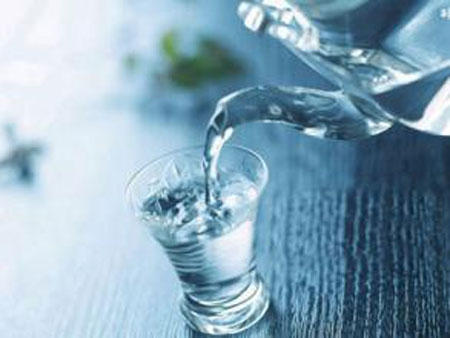 天热要多喝水 水里加点料就是五味药