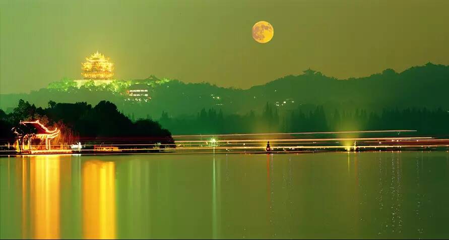 西湖上的月亮,应该躺着看
