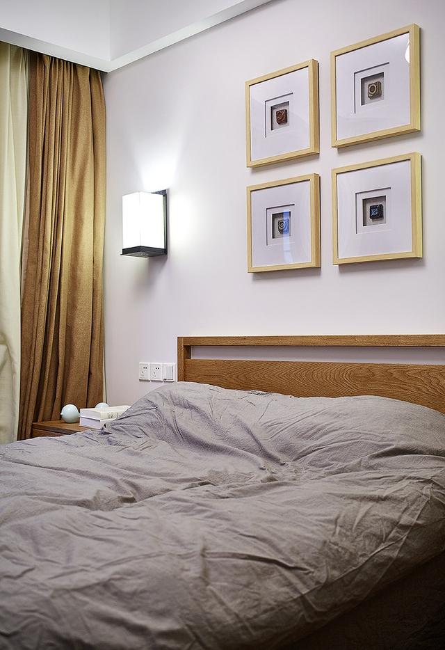 主卧室富丽堂皇的土豪金壁纸,晚上睡觉的时候会不会闪的睡不着觉呢!