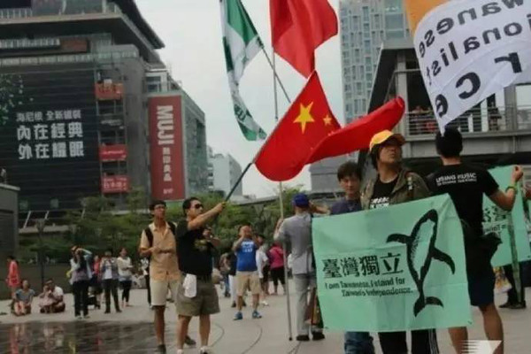台湾统派团体将五星红旗插向西门町,呛声独派