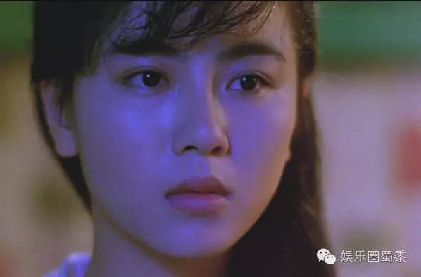 在《喋血街头》中,袁洁莹饰演梁朝伟的妻子小珍.