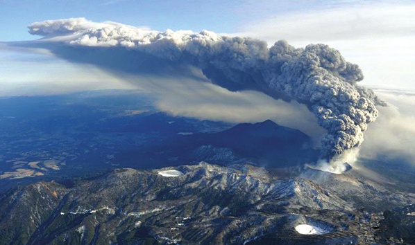 2011年1月,日本活火山雾岛山新燃岳开始喷发.